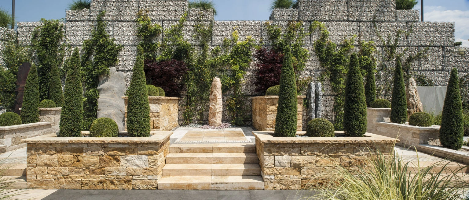 Trawertyn w ogrodzie i na tarasi schody z trawertyny czy trawertyn nadaje się na zewnątrz.webp